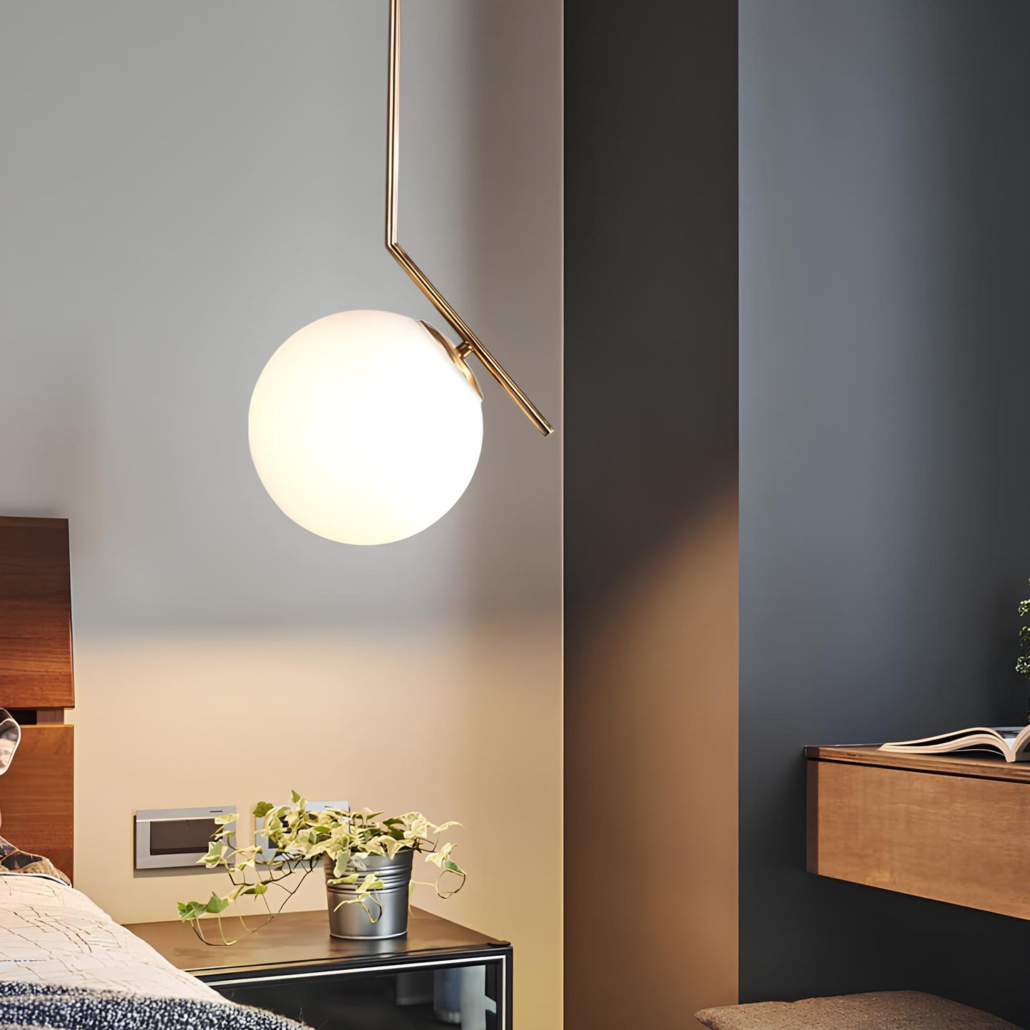 Suspension boule en verre et laiton – Luminaire moderne et raffiné