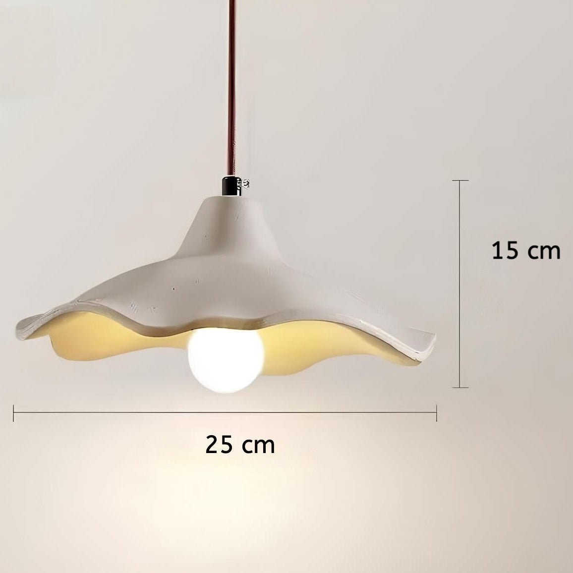 Suspension design crème en métal – Élégance moderne et délicatesse florale