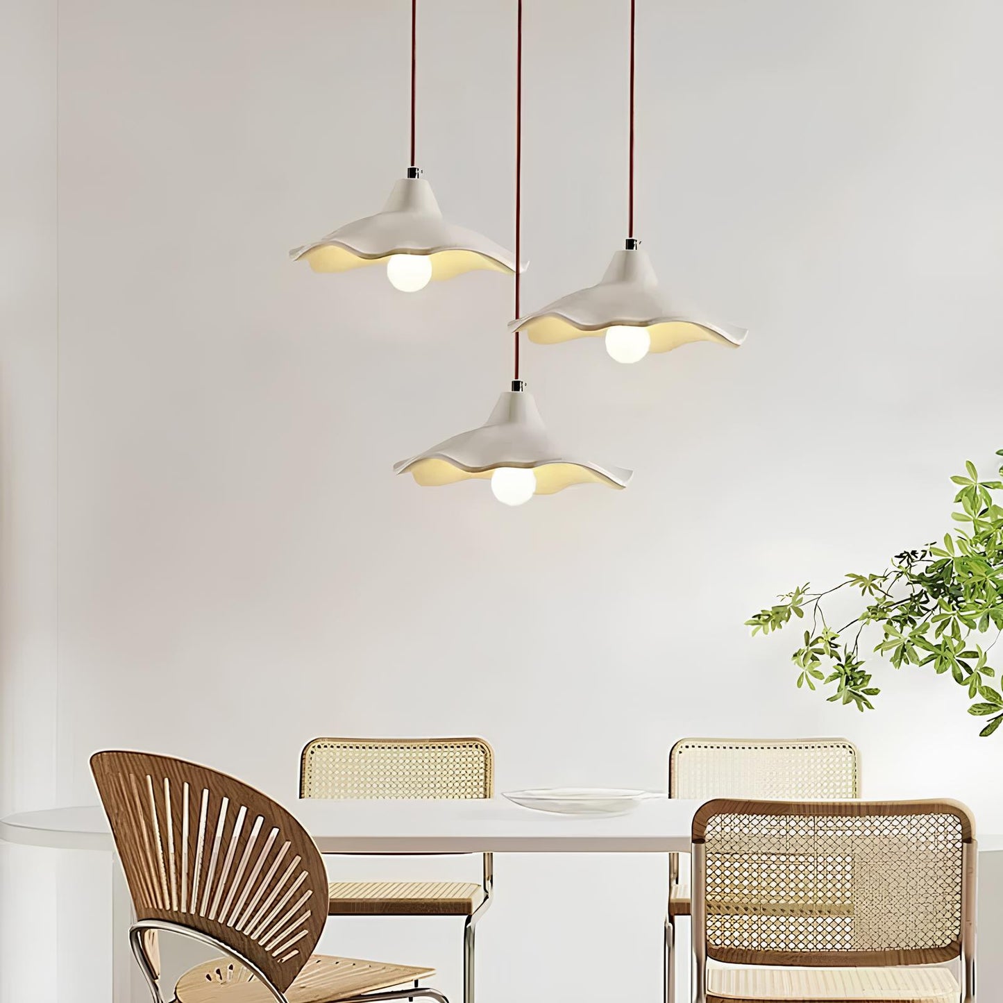 Suspension design crème en métal – Élégance moderne et délicatesse florale