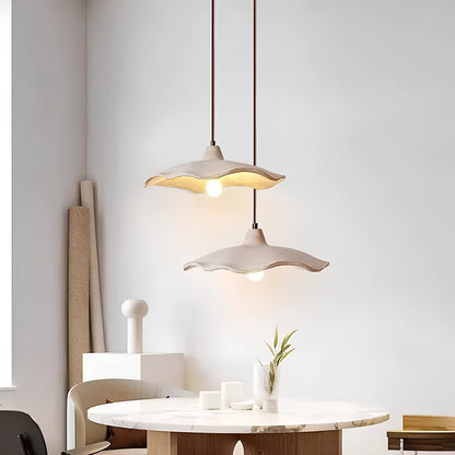 Suspension design crème en métal – Élégance moderne et délicatesse florale