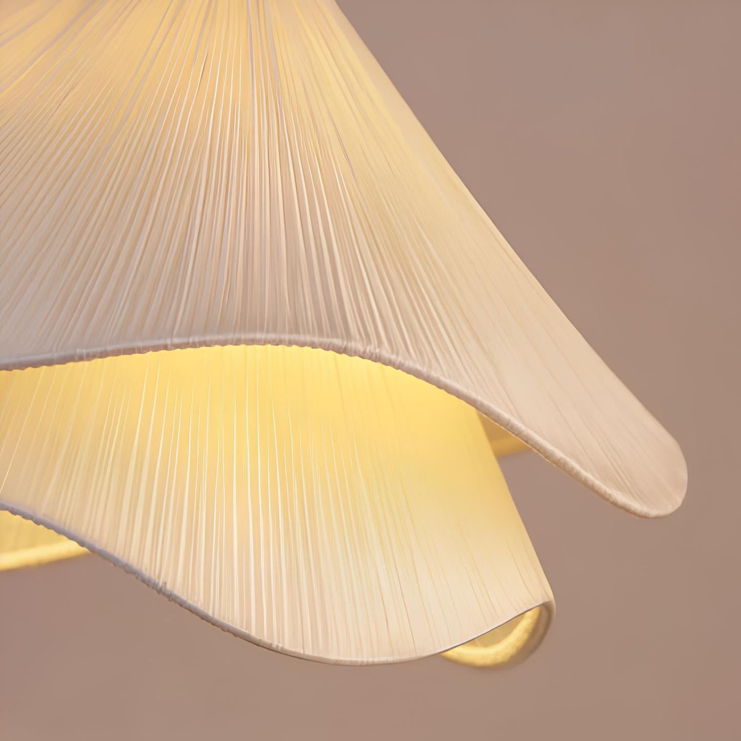 Suspension fleur en tissu – Design poétique et lumineux