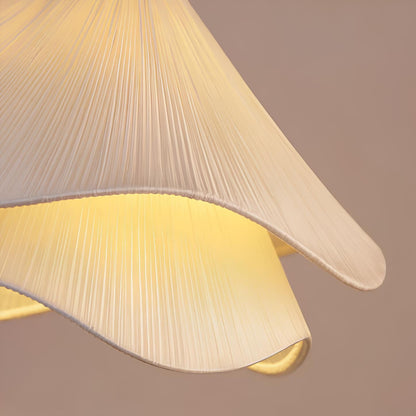 Suspension fleur en tissu – Design poétique et lumineux