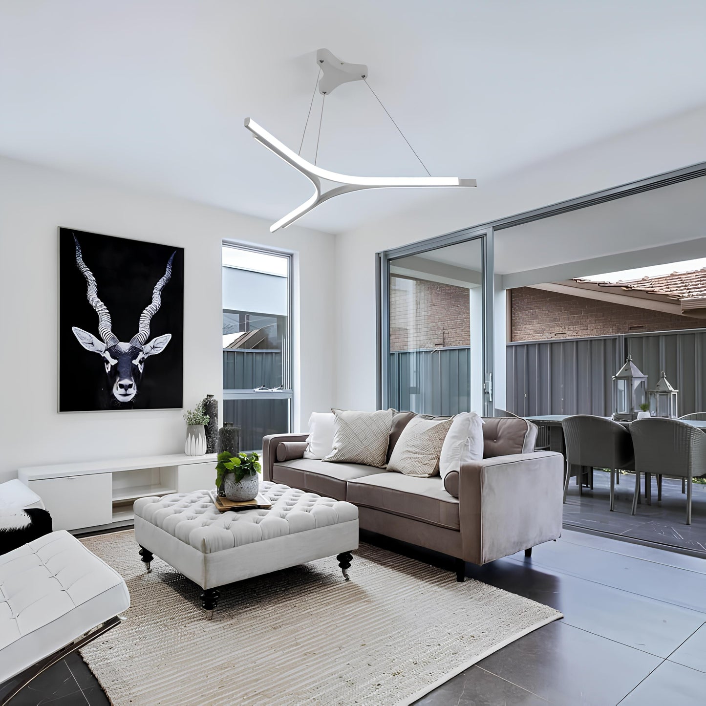 Suspension moderne blanche en métal au design géométrique