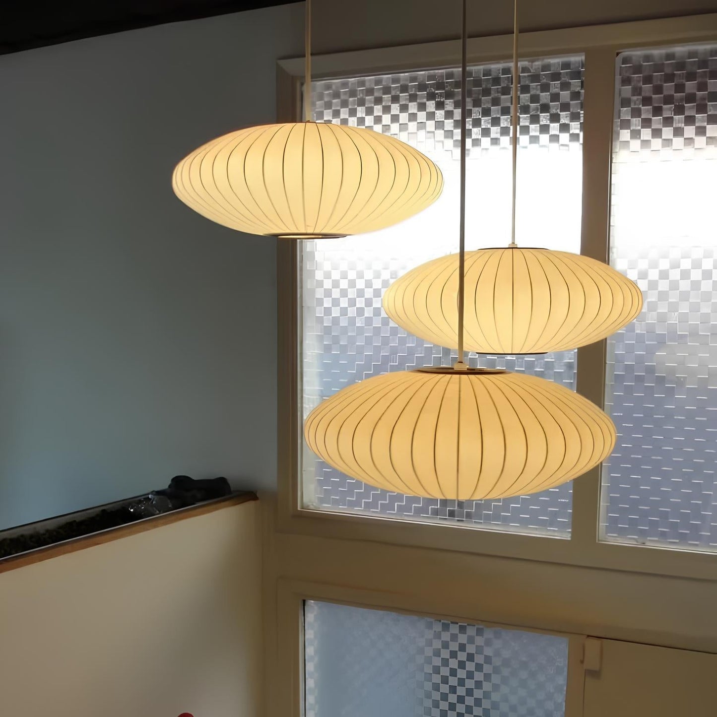 Suspension moderne en métal et soie au design bulle